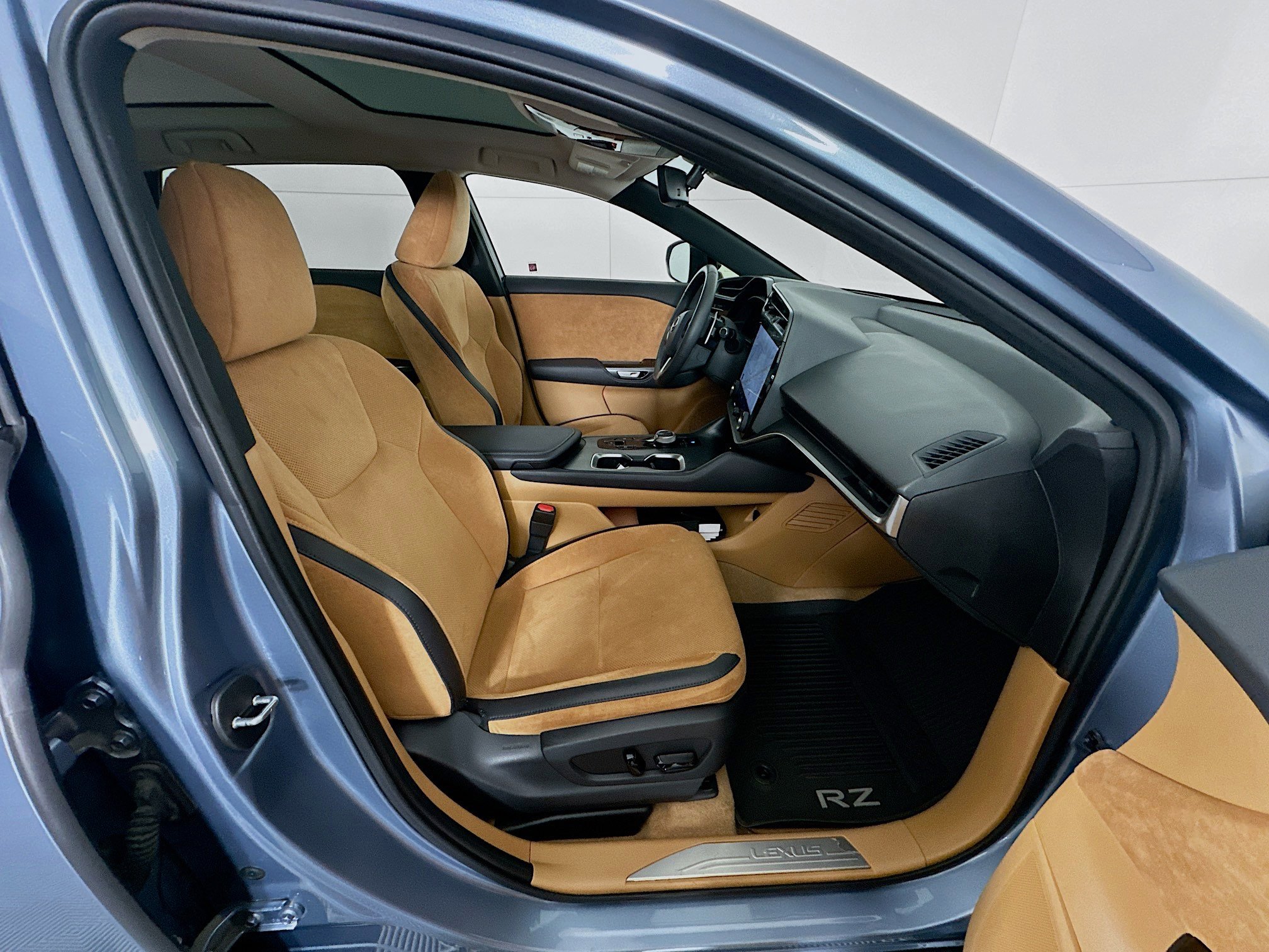 Used 2023 Lexus RZ 450e Premium w/ Accessory Package (2T) image 32