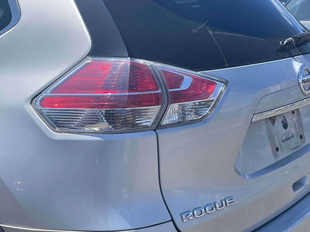 Used 2015 Nissan Rogue SV w/ SV Moonroof Package image 11