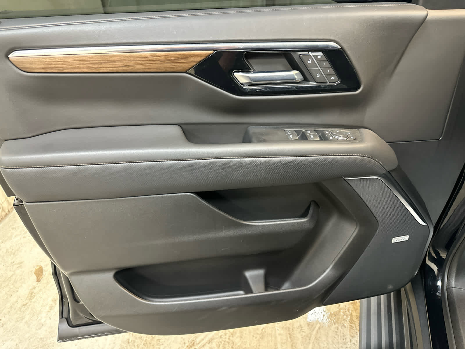 Used 2025 Chevrolet Suburban High Country image 31