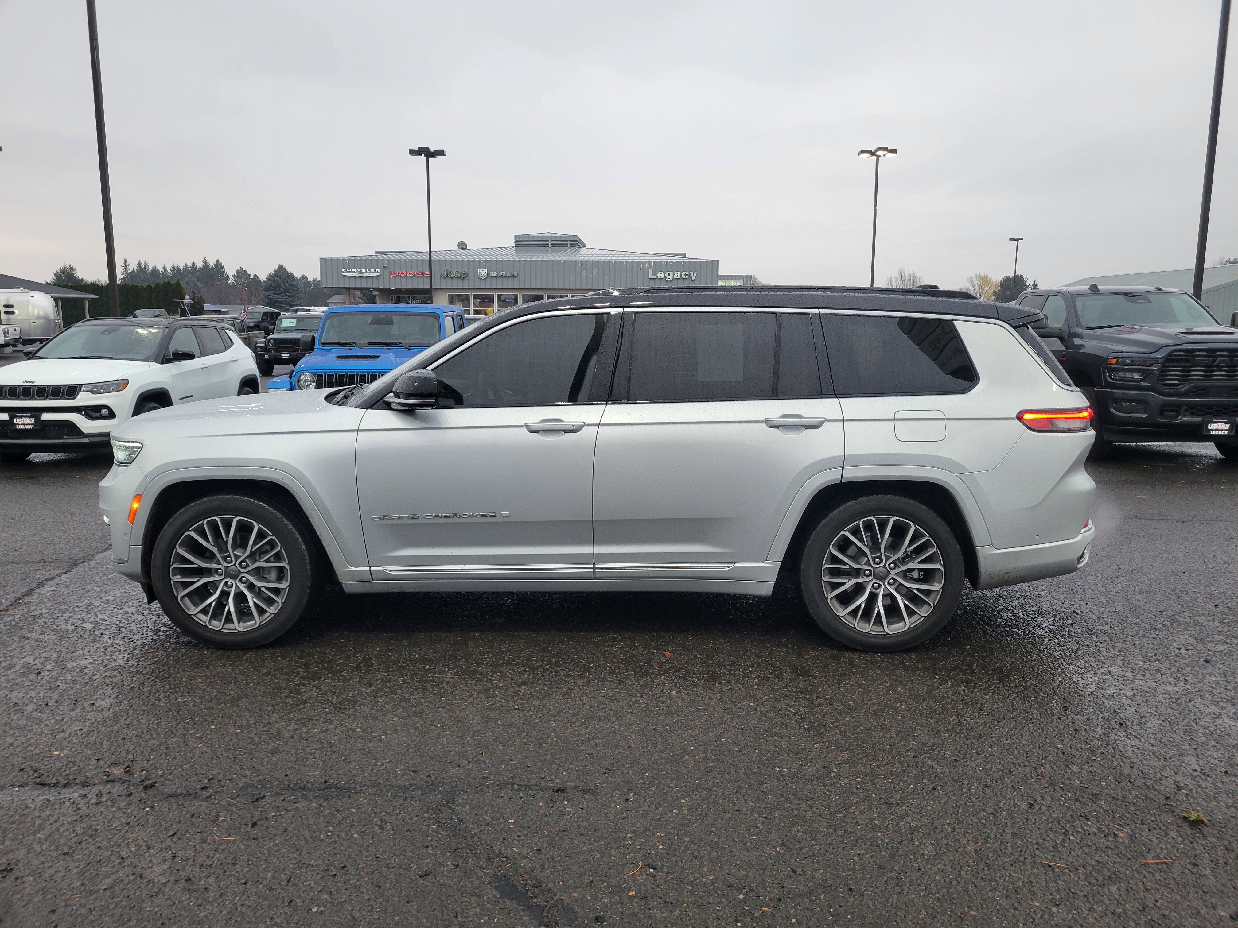 Used 2024 Jeep Grand Cherokee L Summit image 13