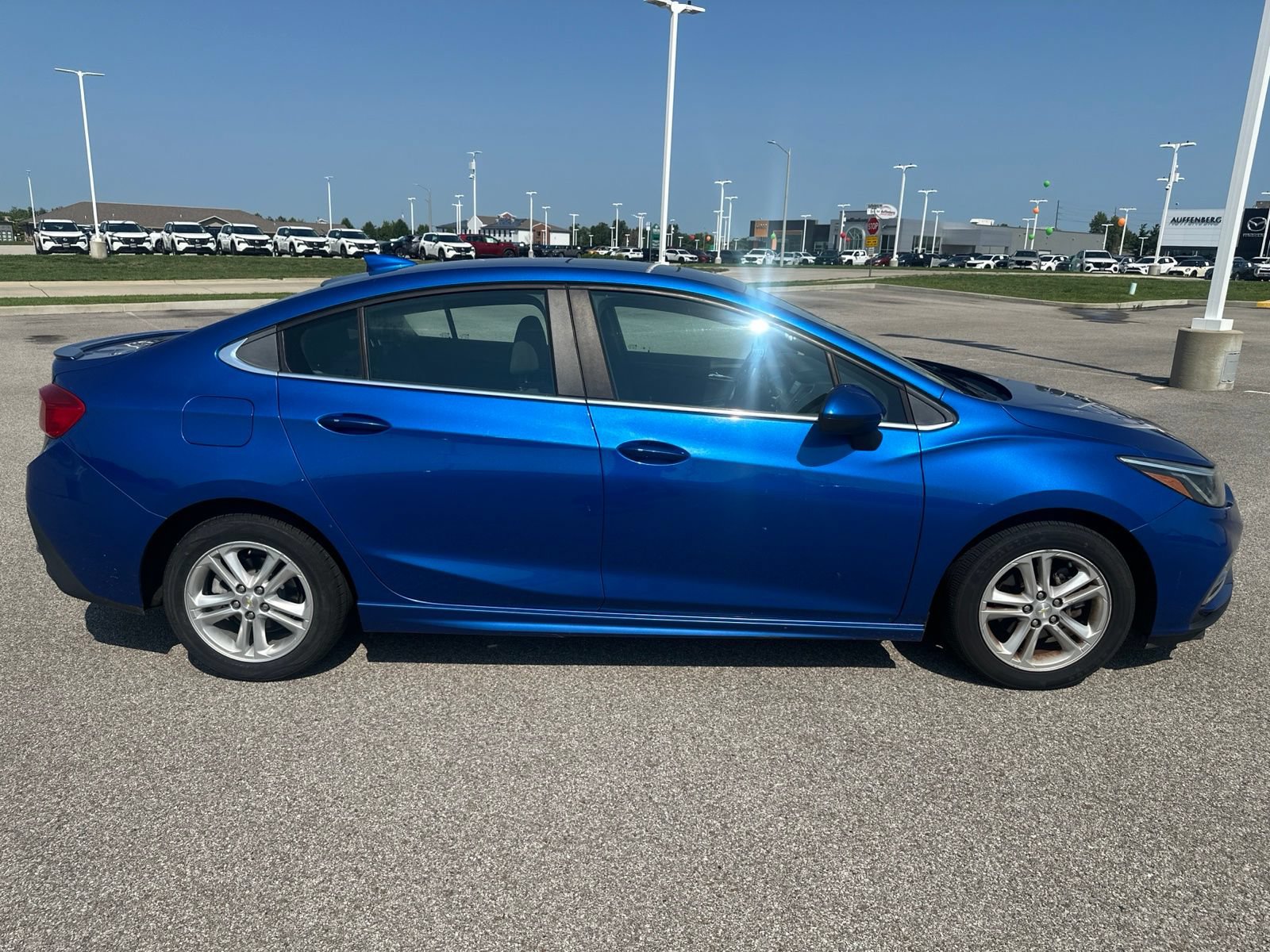 Used 2017 Chevrolet Cruze LT w/ Sun And Sound Package FWD image 5