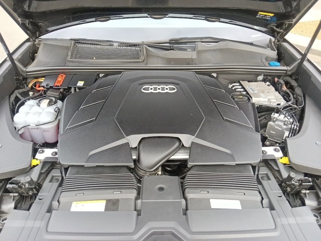 Used 2023 Audi Q8 Premium image 39