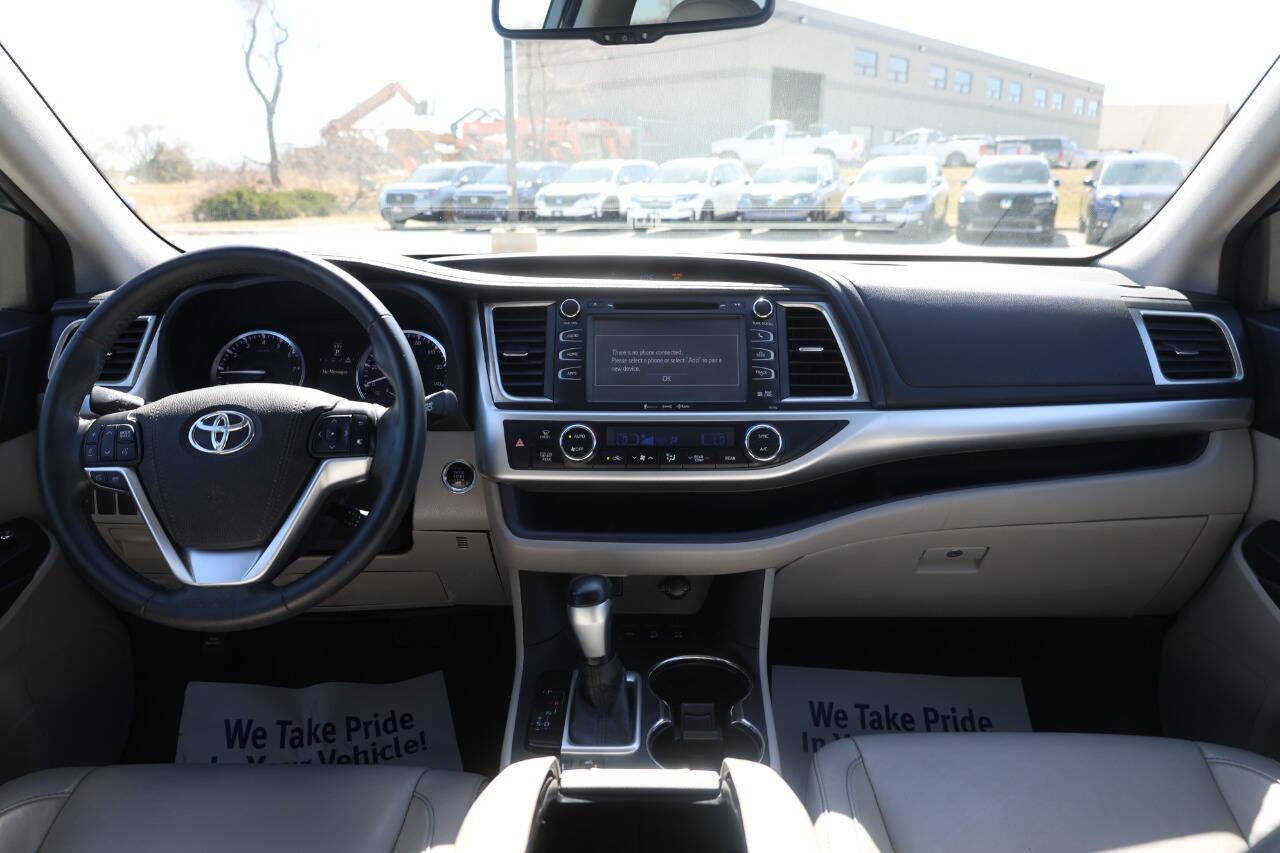 Used 2016 Toyota Highlander XLE AWD/4WD image 14