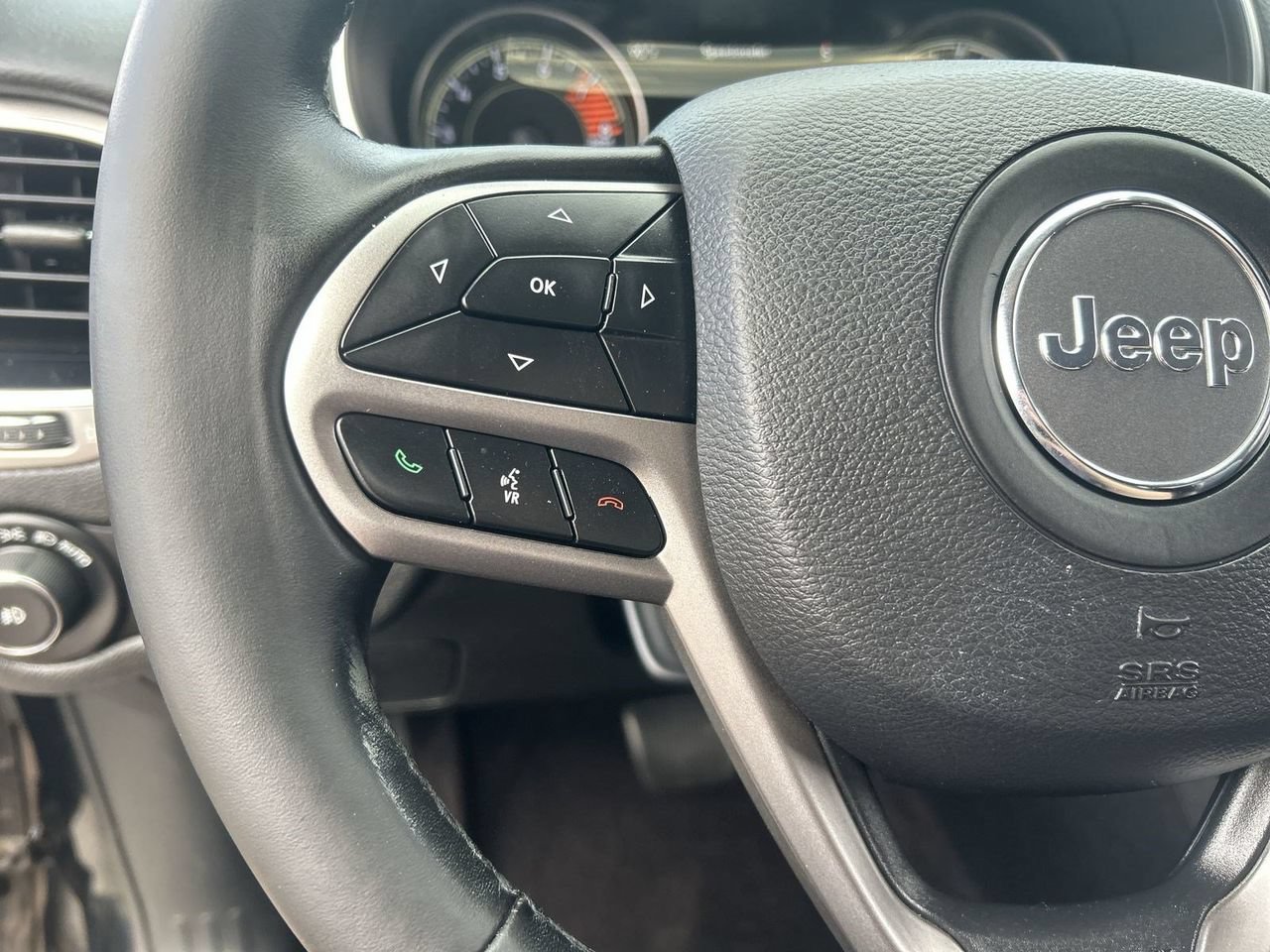 Used 2019 Jeep Cherokee Limited w/ Luxury Group FWD image 20