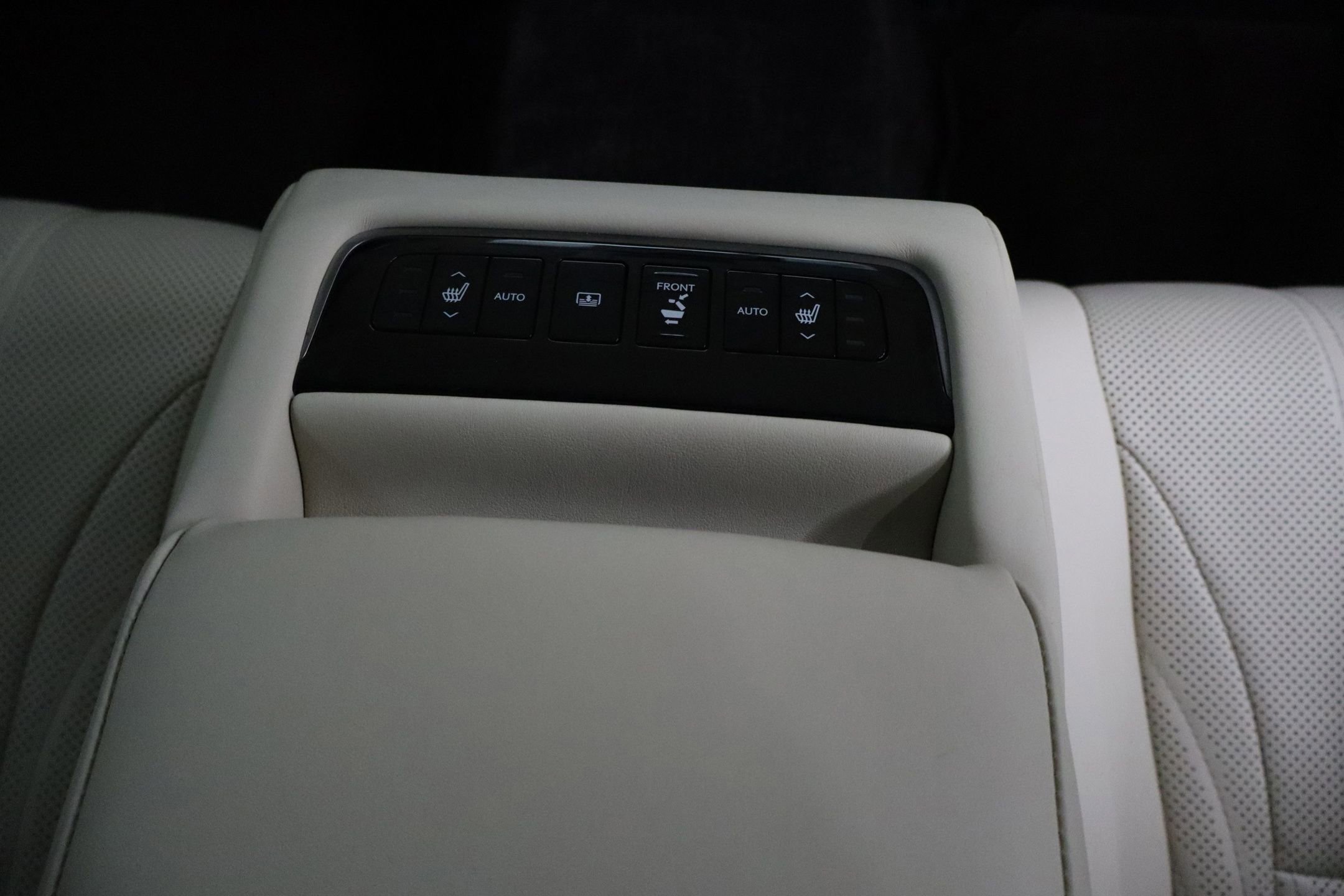 Used 2020 Lexus LS 500 w/ Interior Upgrade Package image 33