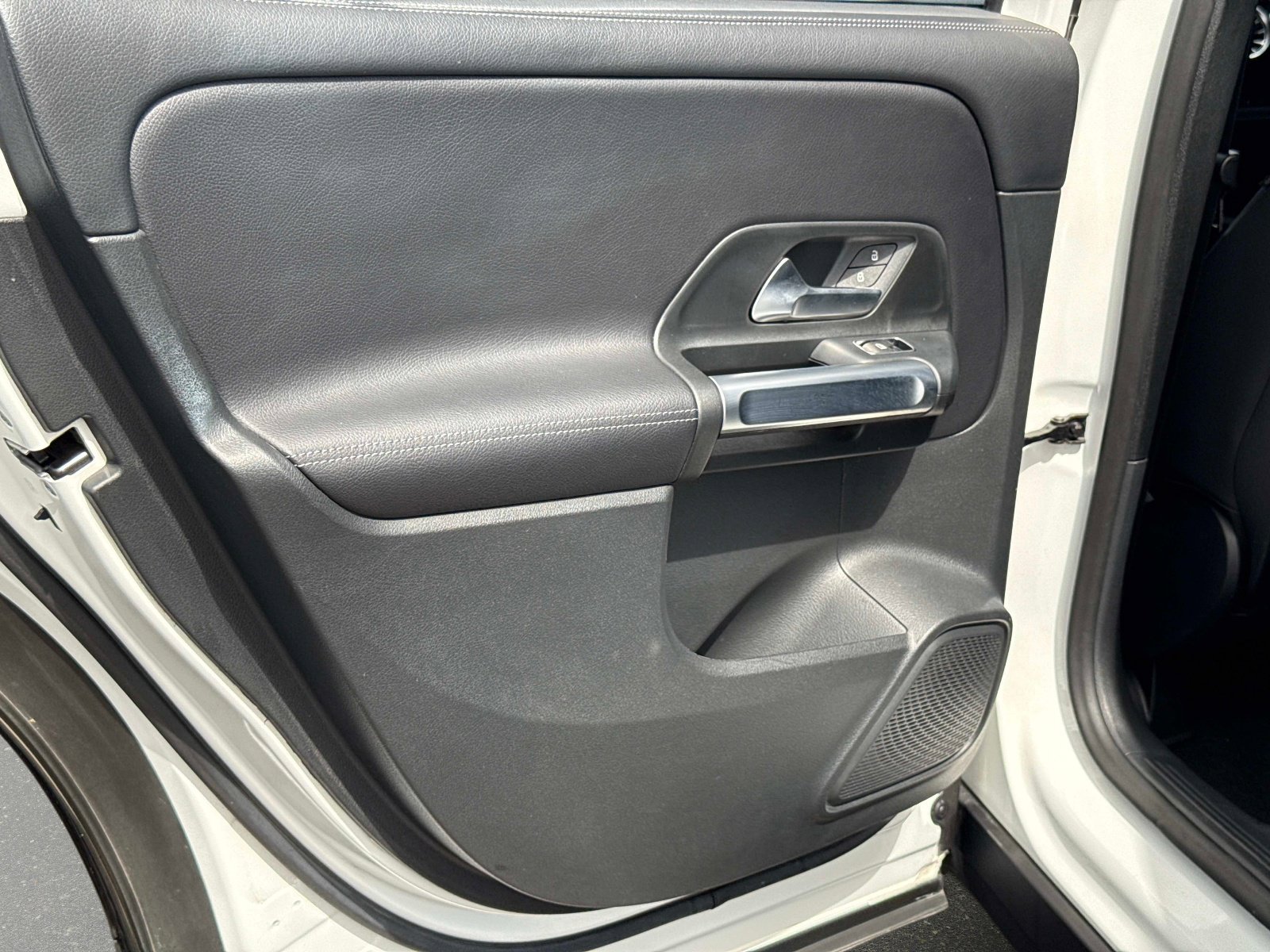 Used 2023 Mercedes-Benz GLB 250 4MATIC w/ Premium Package image 33