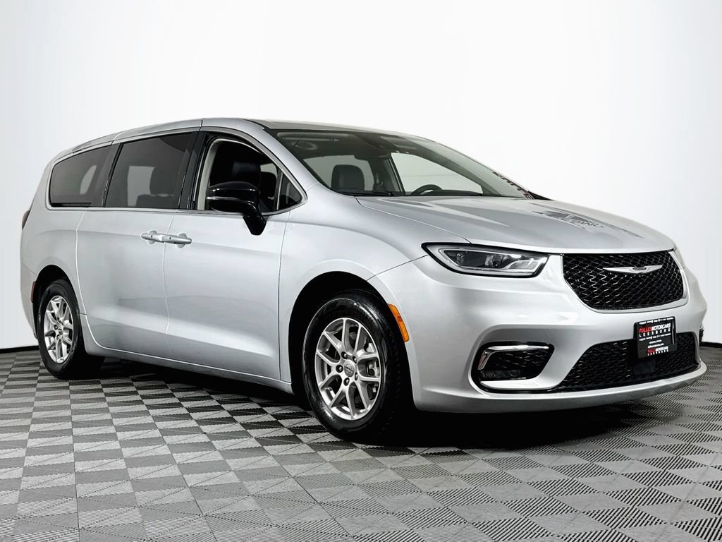 Used 2024 Chrysler Pacifica Touring-L FWD image 1