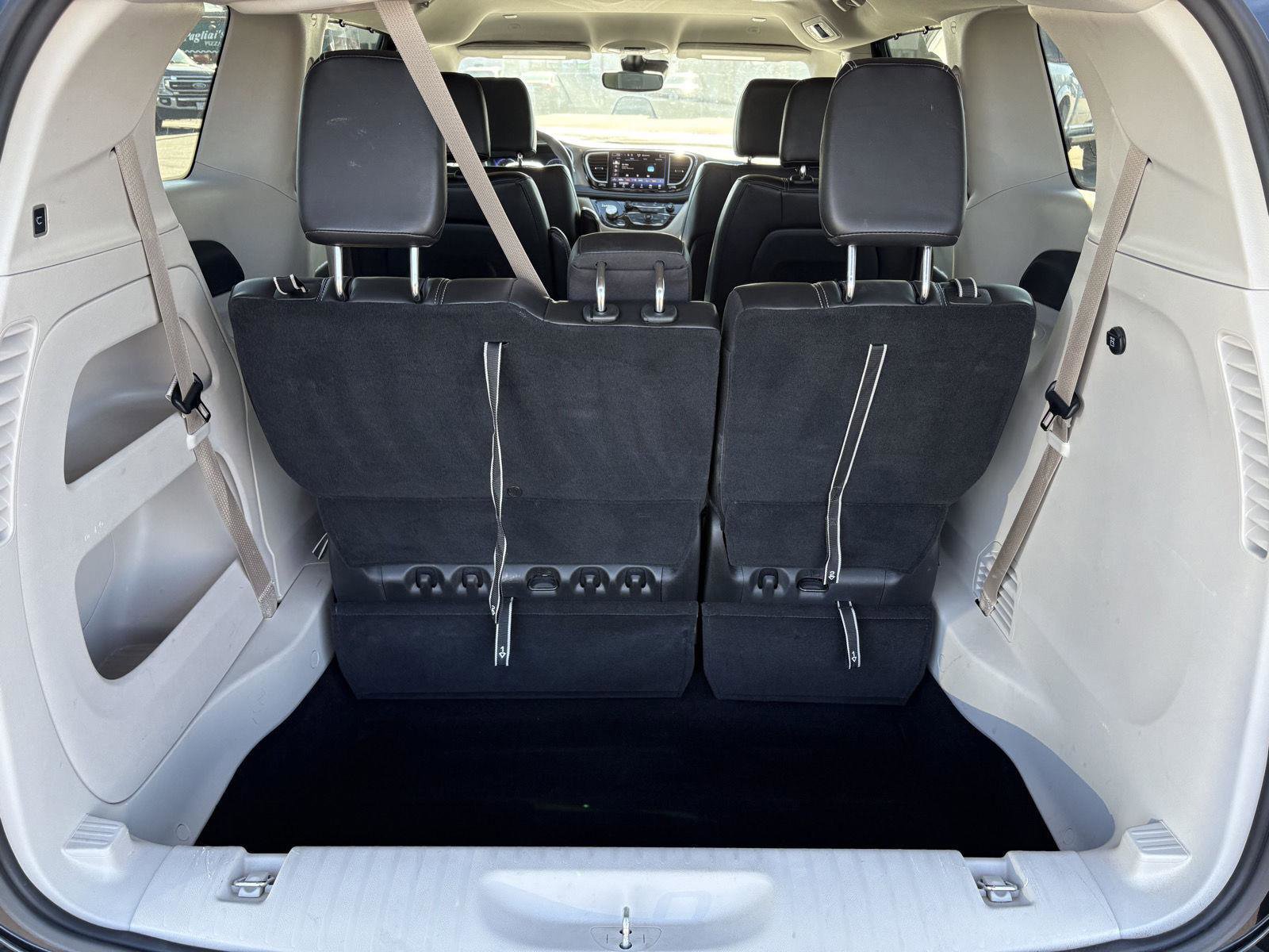 Used 2024 Chrysler Pacifica Touring-L image 28