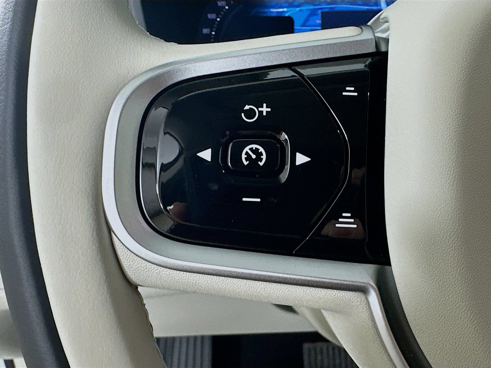 New 2026 Volvo XC60 T8 Ultra w/ Protection Package Premier AWD/4WD image 18