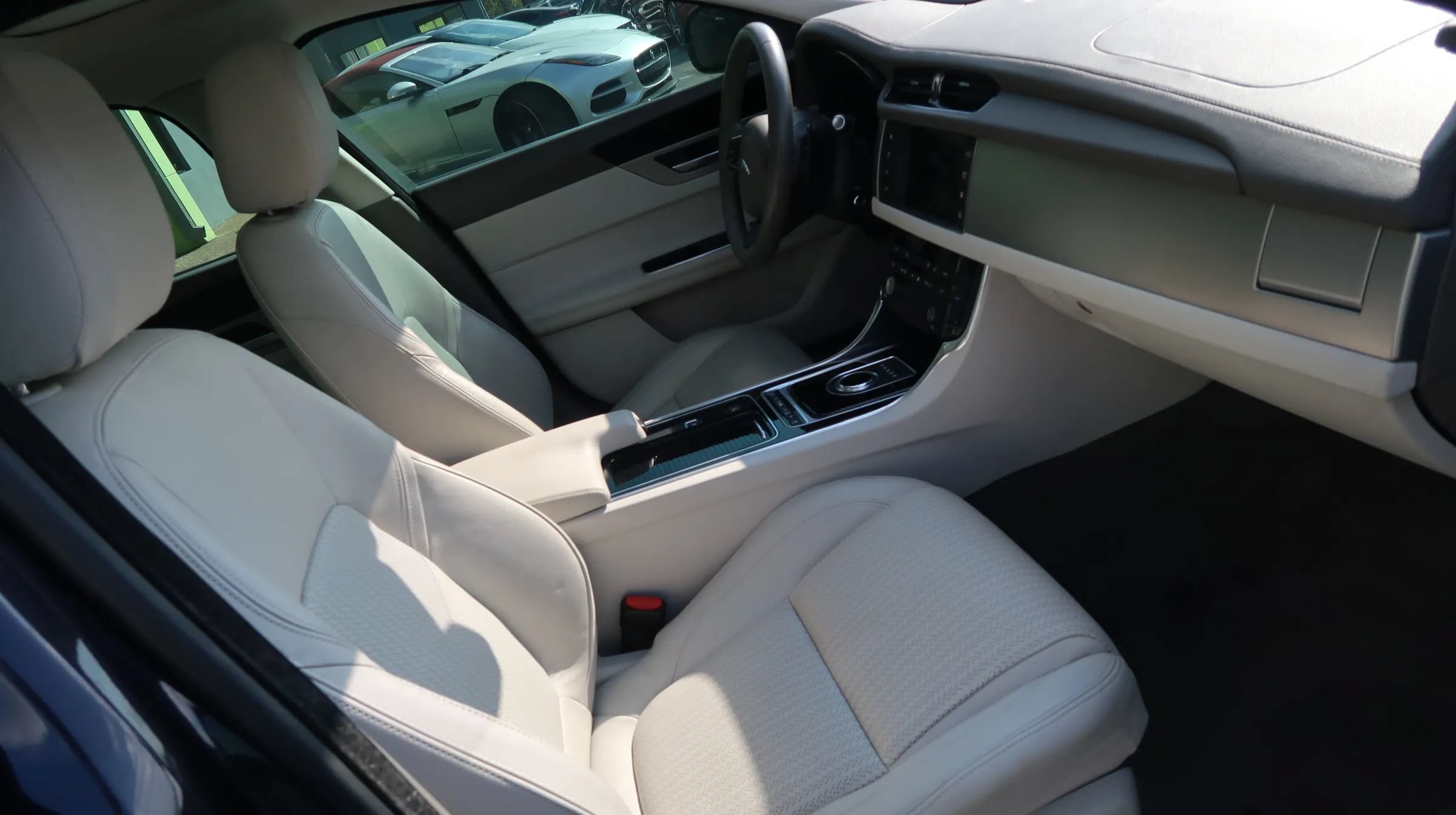 Used 2017 Jaguar XF Prestige RWD image 27