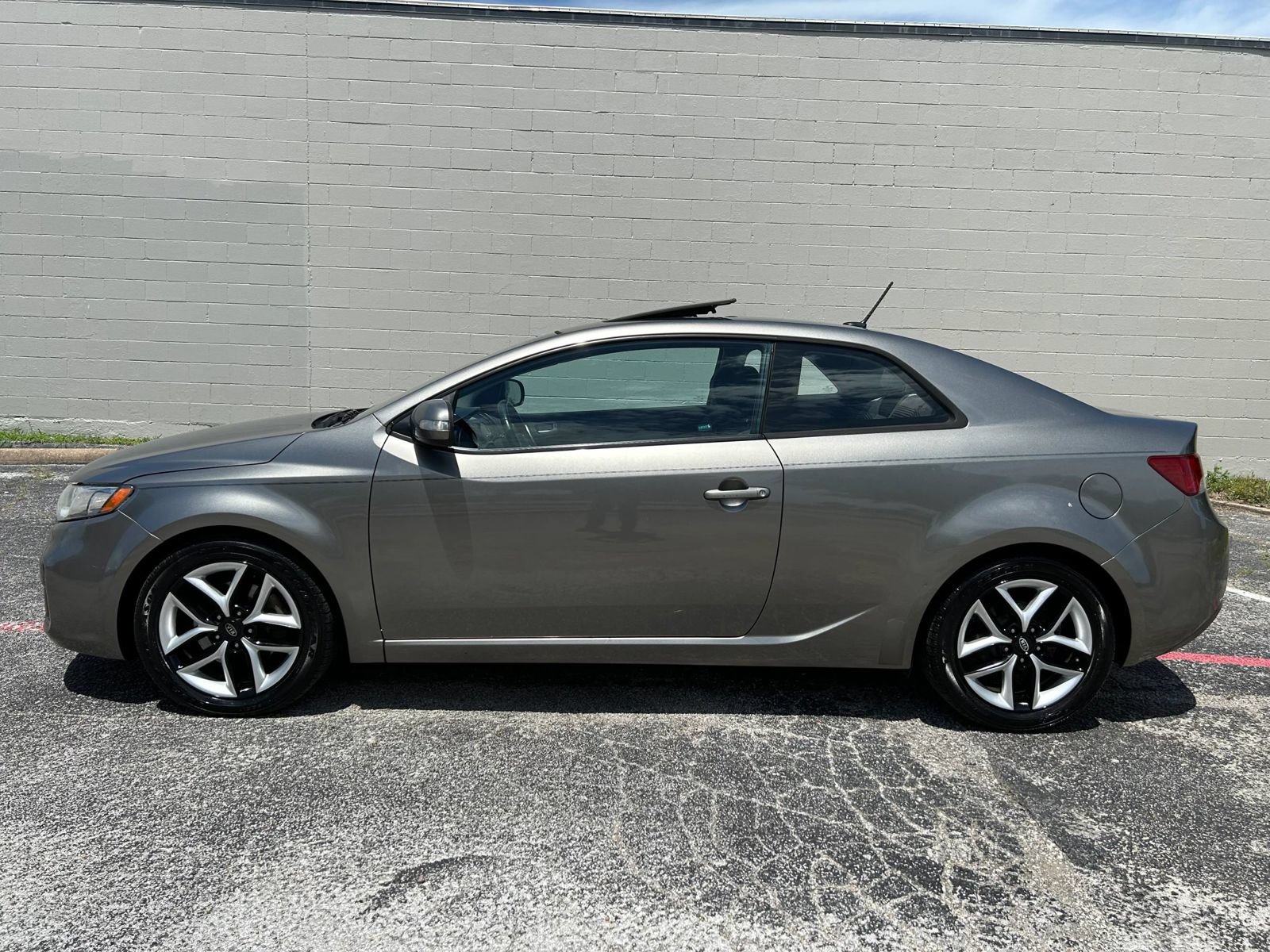 Used 2010 Kia Forte Koup SX FWD image 3
