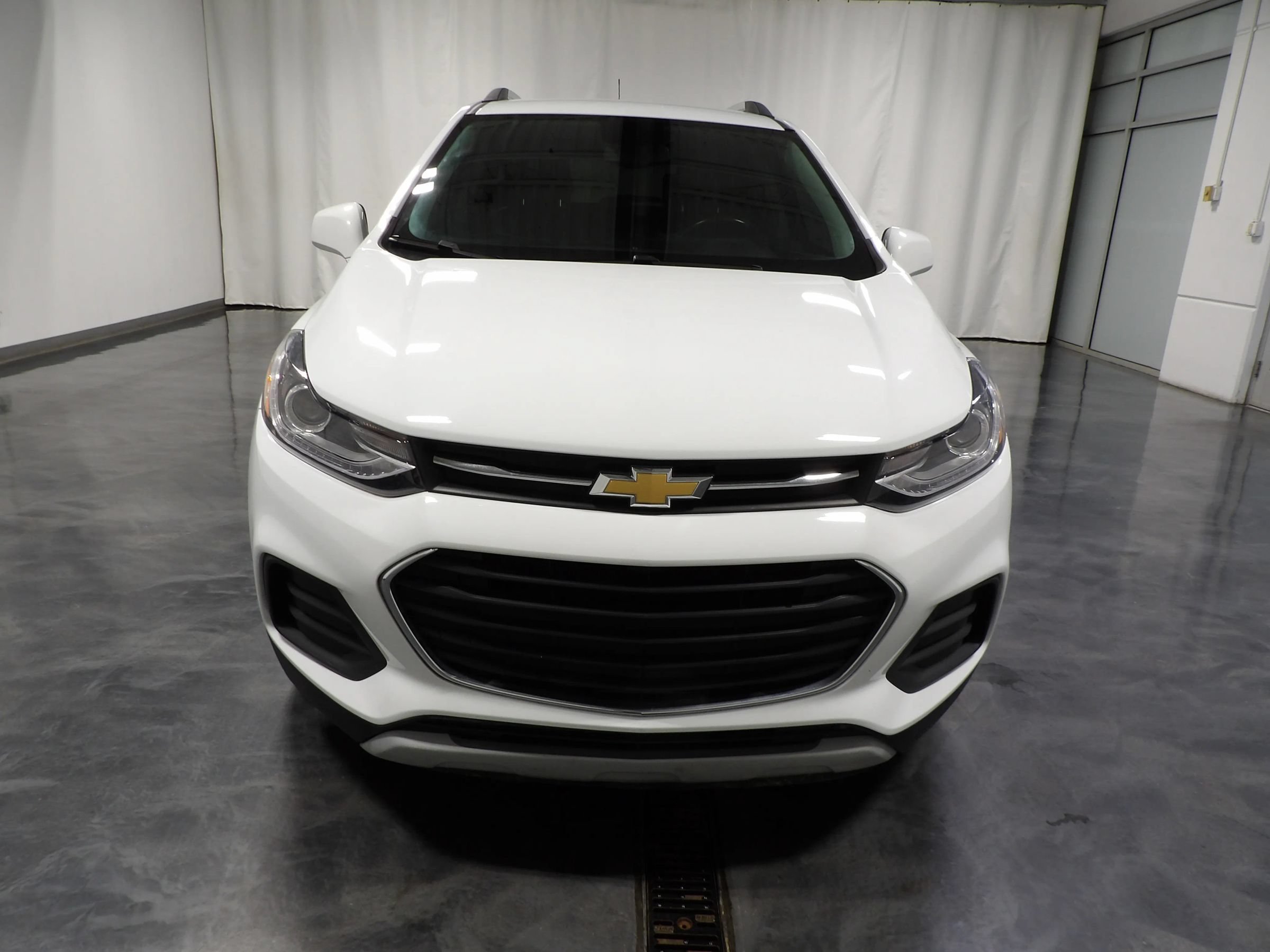 Used 2019 Chevrolet Trax LT w/ LT Convenience Package FWD image 2