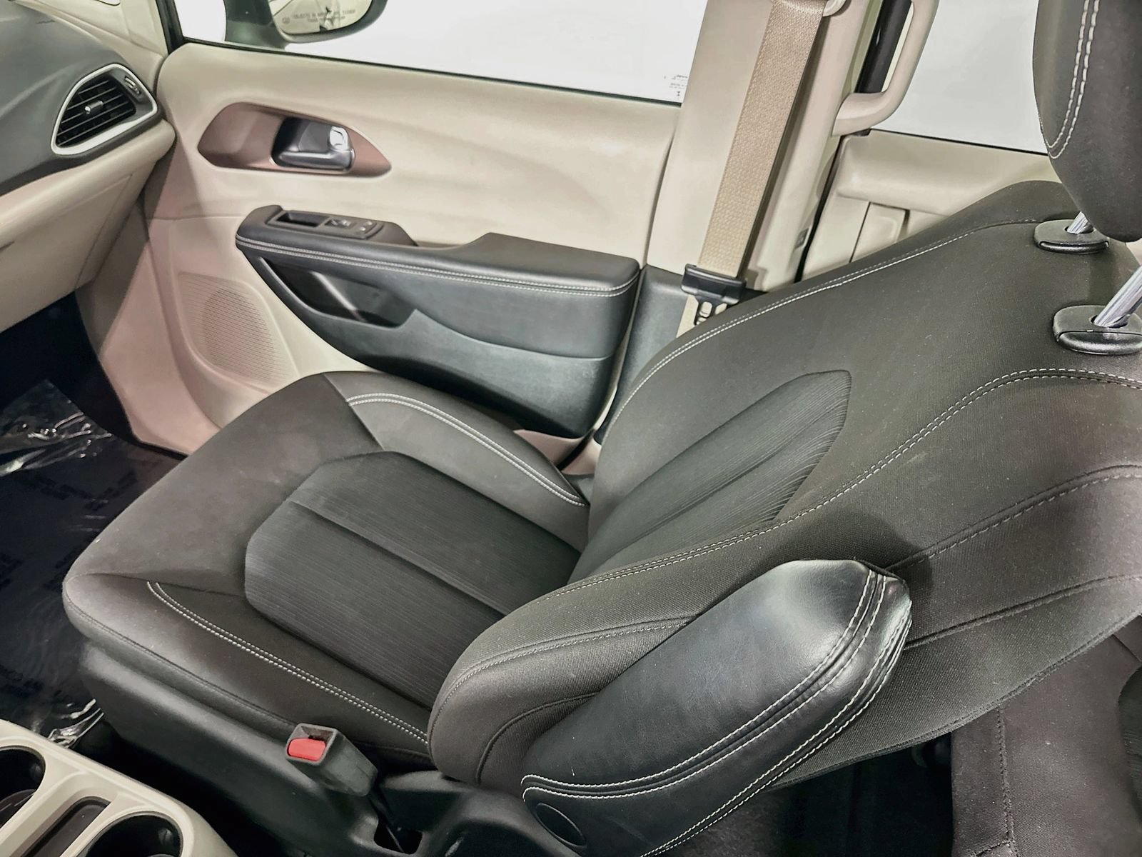 Used 2023 Chrysler Voyager LX FWD image 22