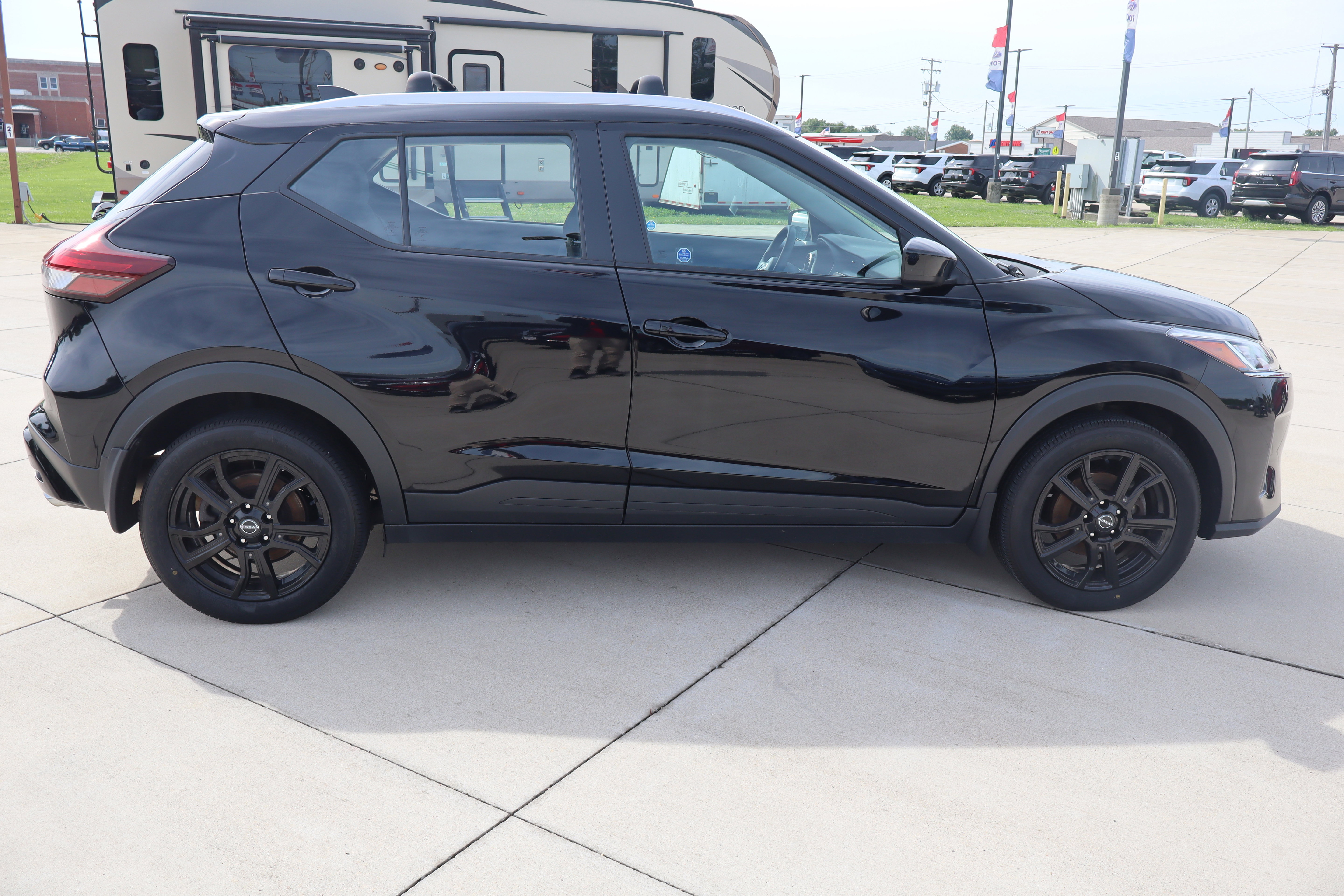 Used 2023 Nissan Kicks SV w/ Interior Electronics Package FWD image 5