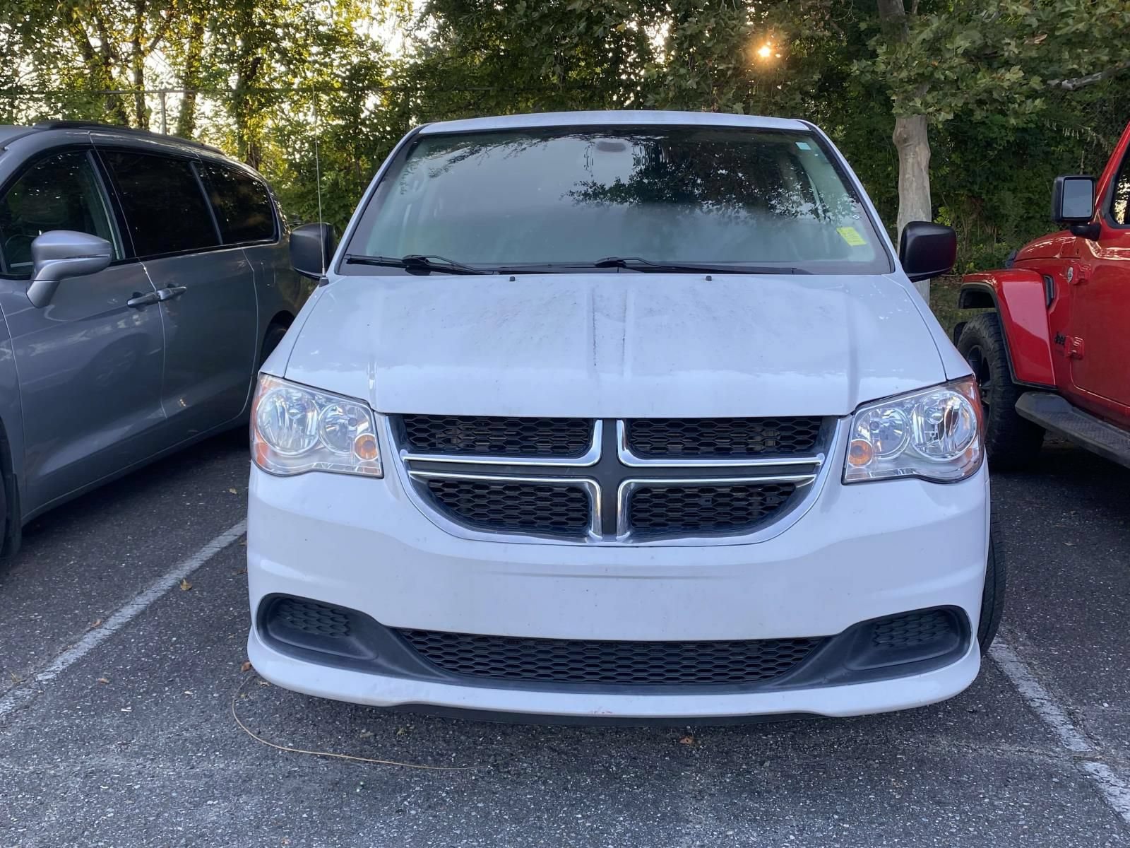 Used 2019 Dodge Grand Caravan SE w/ UConnect Hands-Free Group FWD image 2