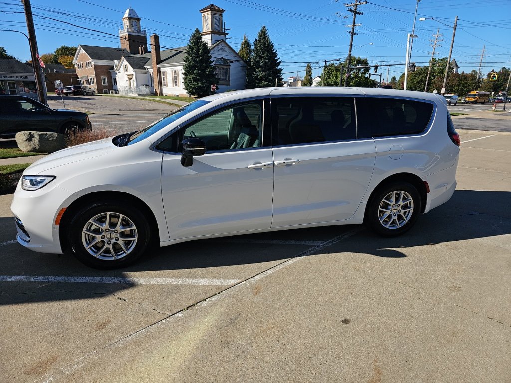 Certified 2024 Chrysler Pacifica Touring-L FWD image 10