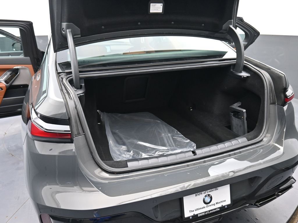 Used 2023 BMW 760i xDrive w/ Executive Package image 18