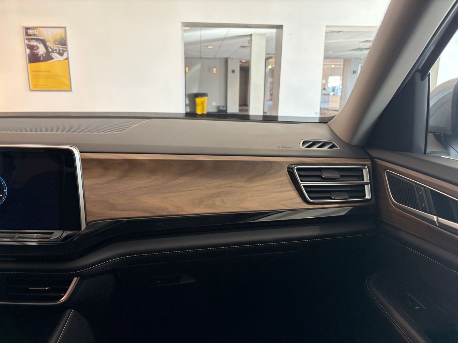 Used 2025 Volkswagen Atlas SE image 35