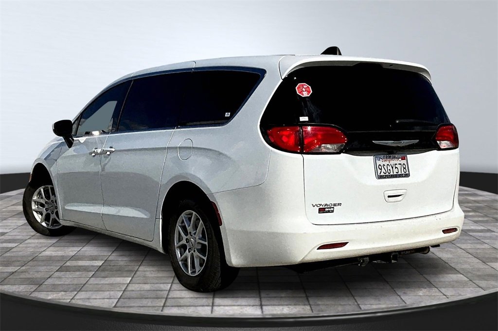Certified 2023 Chrysler Voyager LX image 3