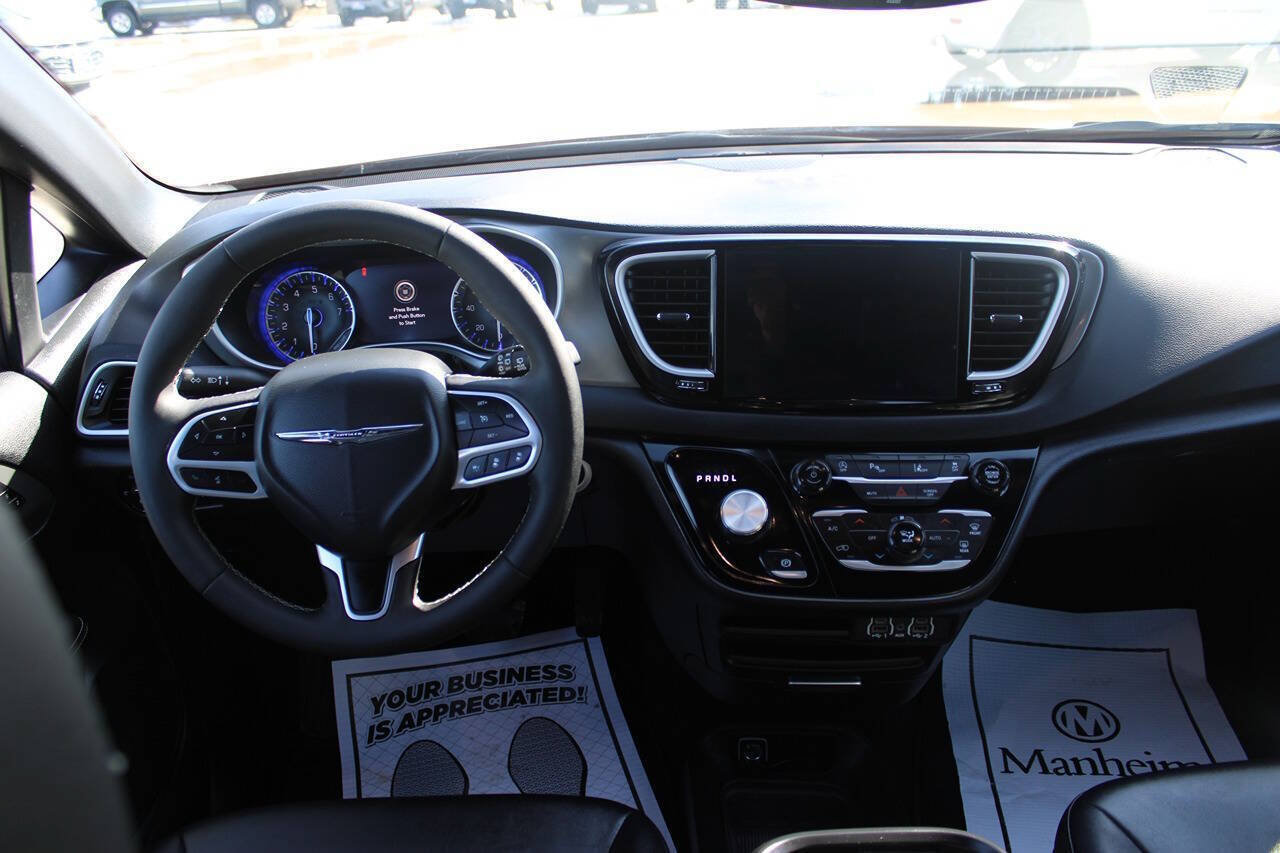 Used 2025 Chrysler Pacifica Select FWD image 12