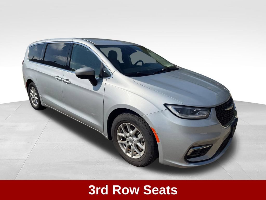 Used 2023 Chrysler Pacifica Touring-L FWD image 9