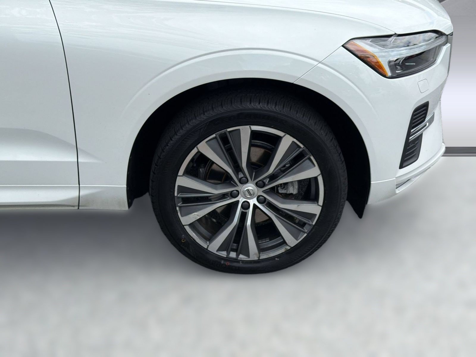 Certified 2022 Volvo XC60 B5 Momentum w/ Climate Package AWD/4WD image 11