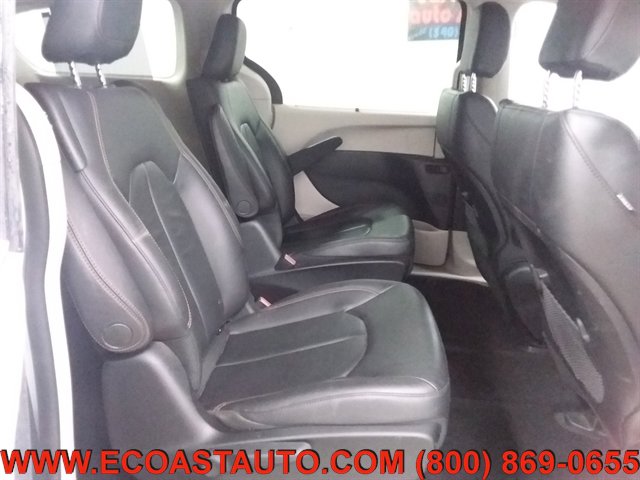 Used 2018 Chrysler Pacifica Touring-L image 14