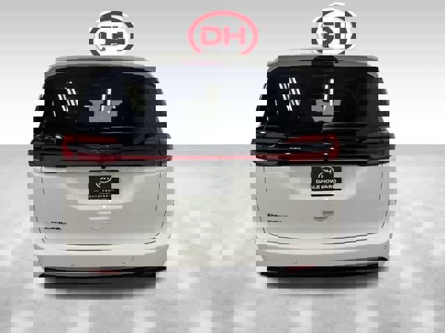 New 2026 Chrysler Pacifica Select FWD image 18