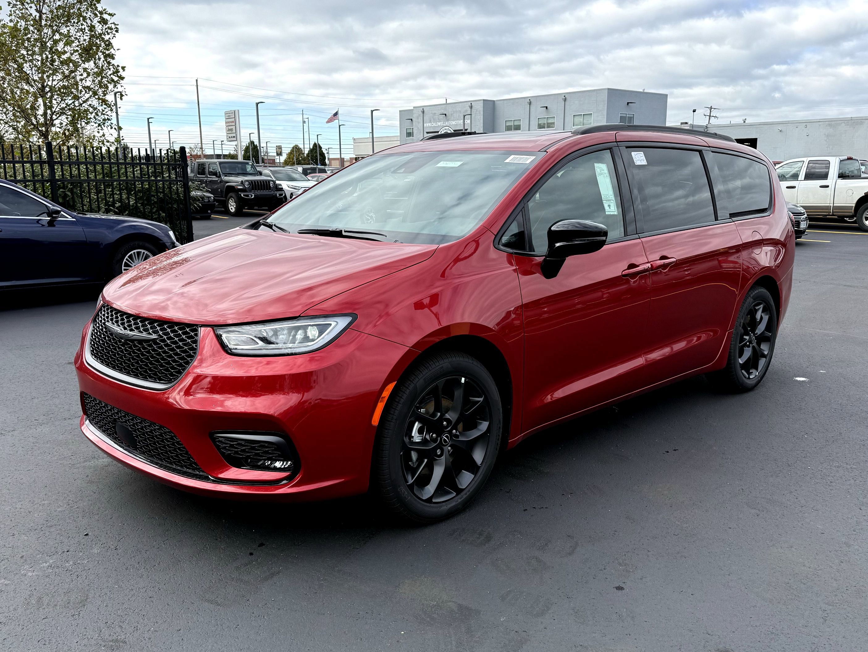 New 2026 Chrysler Pacifica Limited w/ Uconnect Theater Family Group image 4