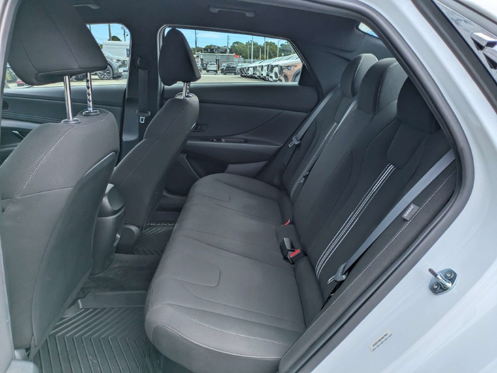 Used 2025 Hyundai Elantra SEL FWD image 13