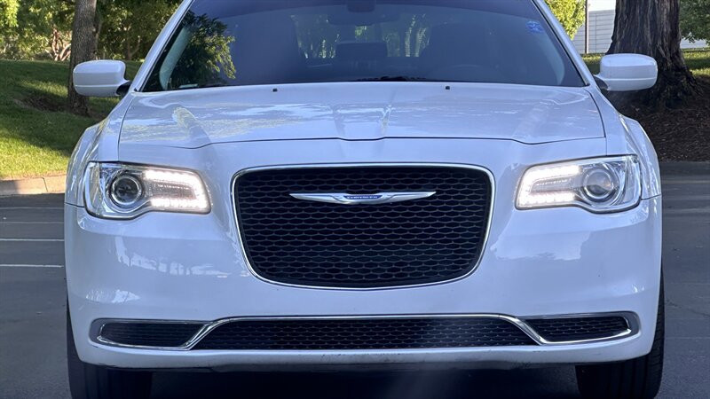 Used 2015 Chrysler 300 Limited RWD image 2