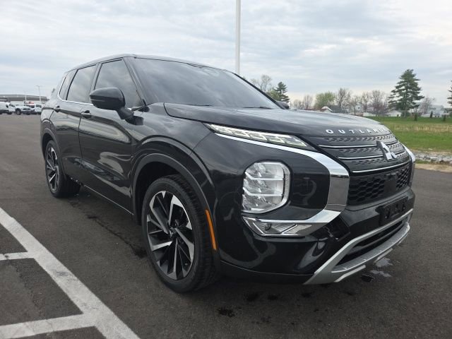 Used 2022 Mitsubishi Outlander SE image 1