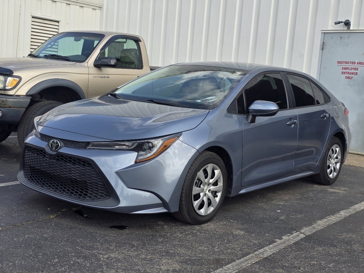 Used 2022 Toyota Corolla LE FWD image 3