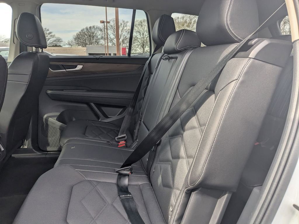 Used 2025 Volkswagen Atlas SE image 24