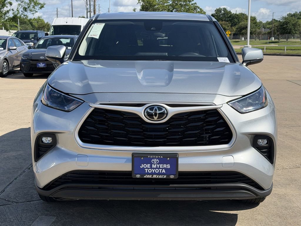 Used 2024 Toyota Highlander LE FWD image 3
