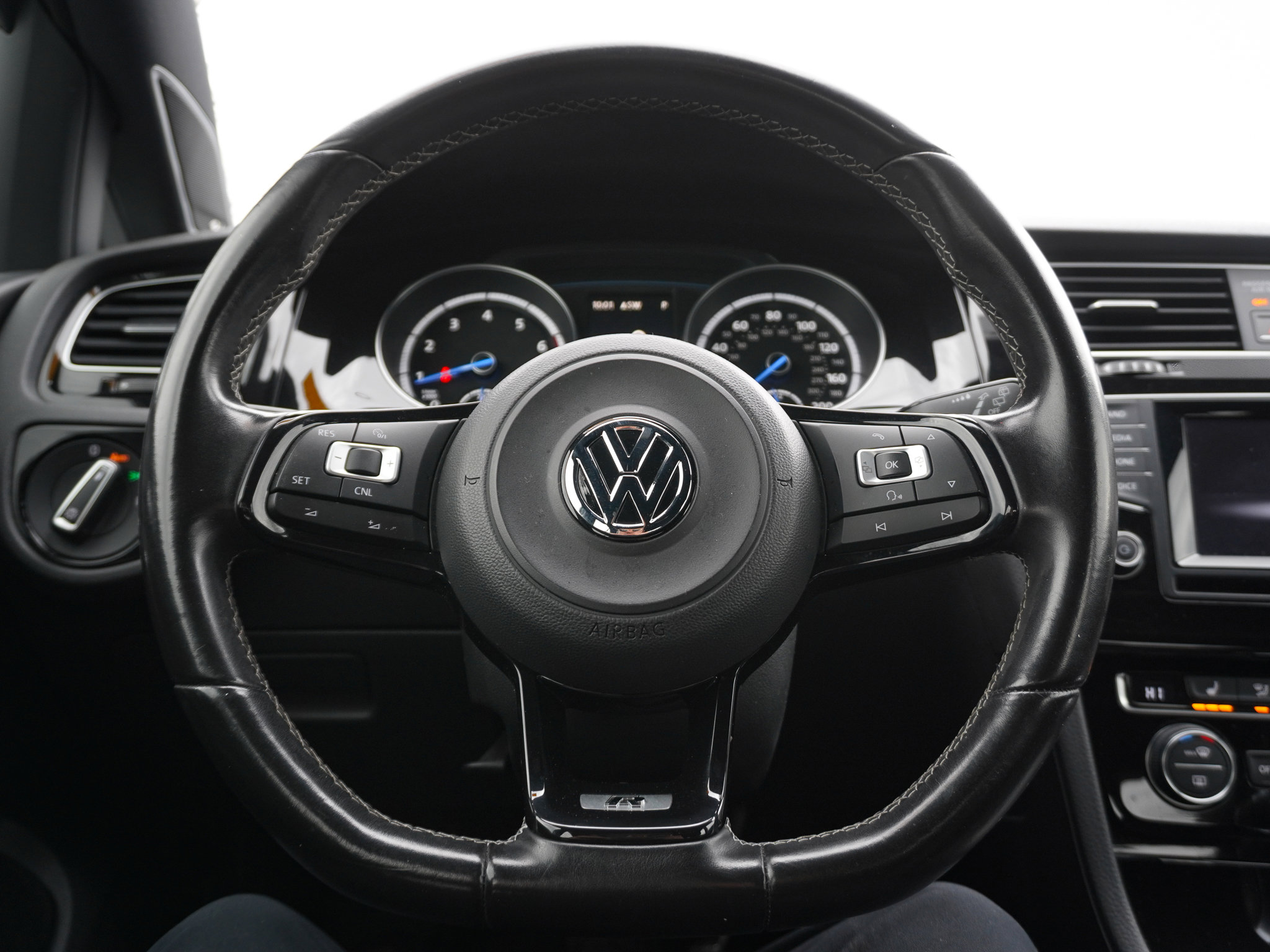 Used 2015 Volkswagen Golf R 4-Door image 18