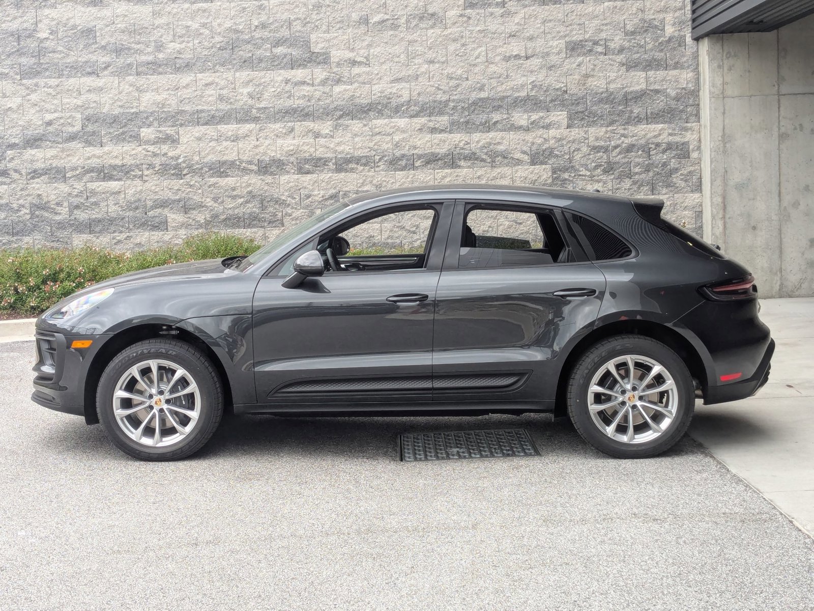 Certified 2026 Porsche Macan image 2