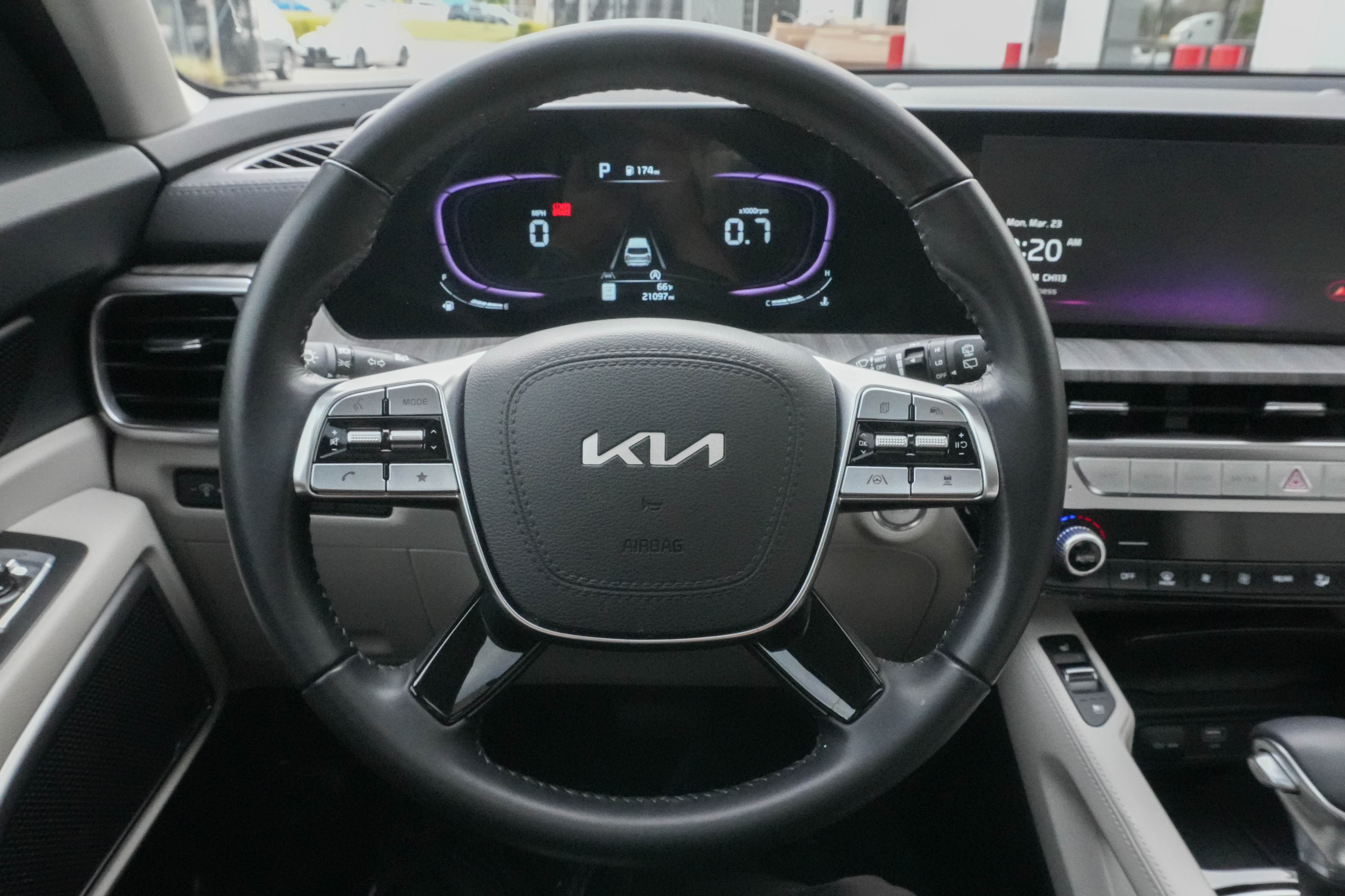 Used 2025 Kia Telluride EX w/ EX Captain's Chair Package image 17