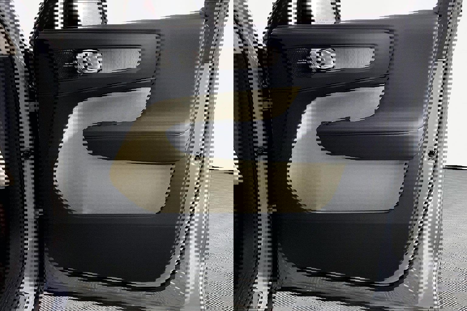 Used 2025 Volvo XC40 B5 Plus w/ Protection Package Premier AWD/4WD image 24