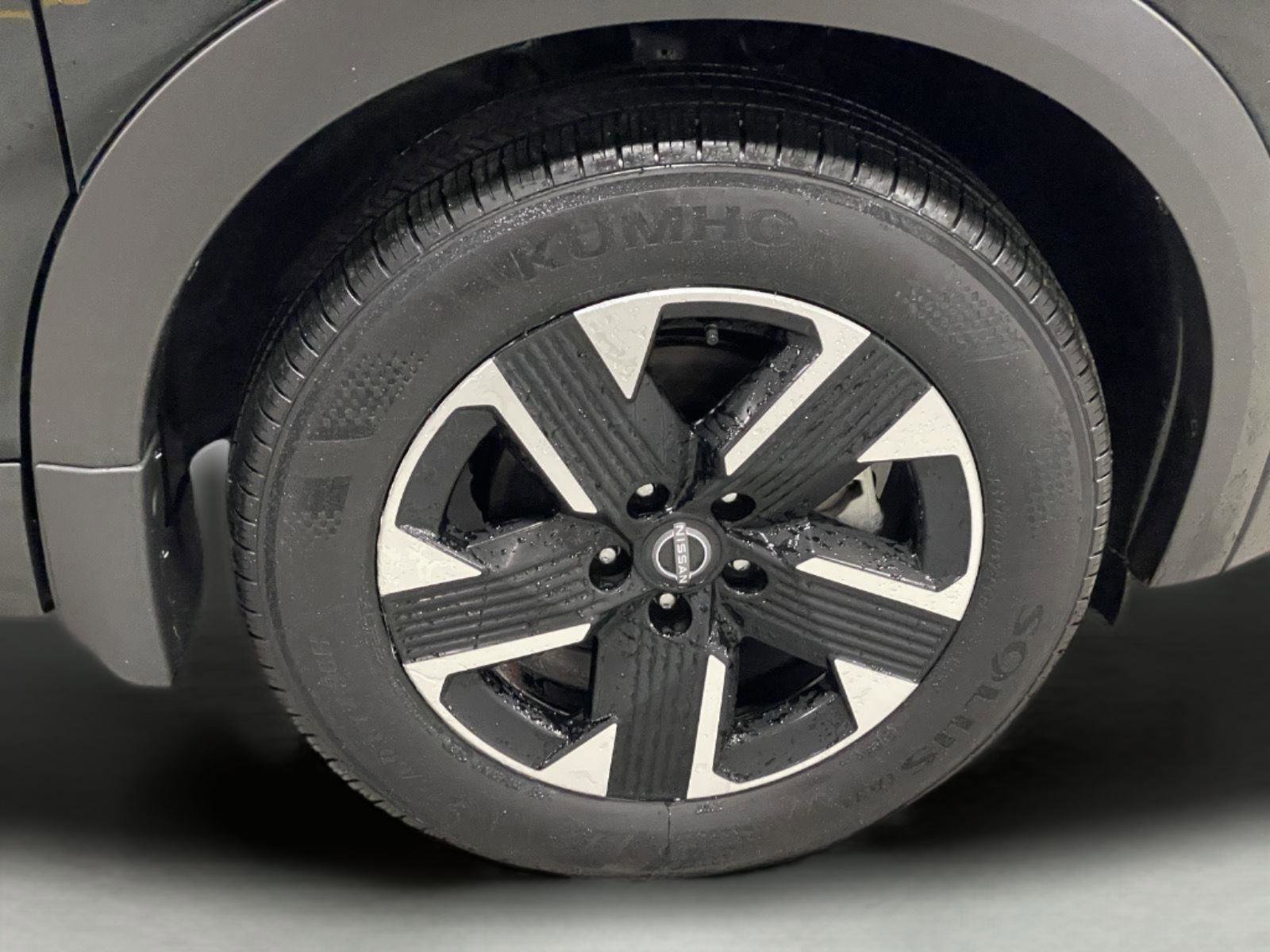 Used 2025 Nissan Kicks SV image 10