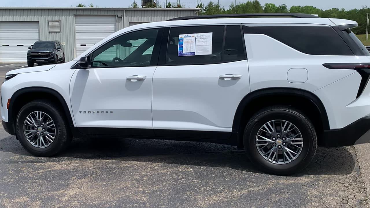Used 2025 Chevrolet Traverse LT FWD image 3