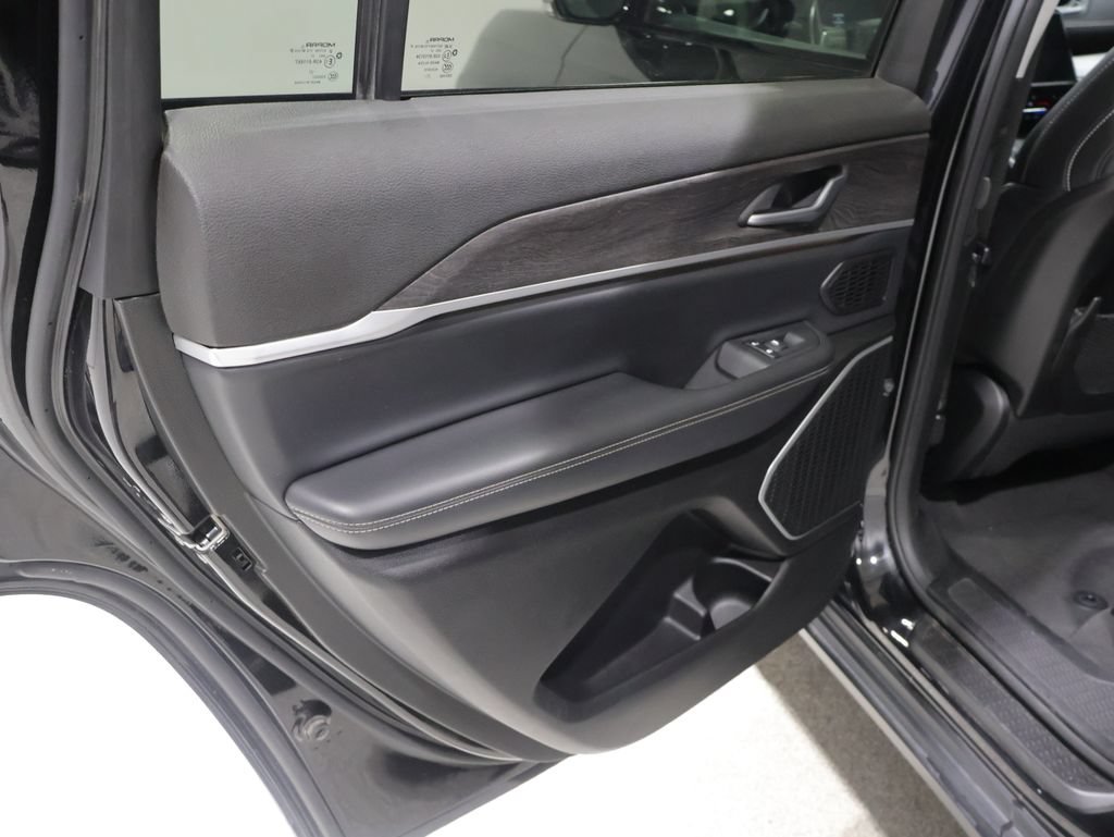 Used 2021 Jeep Grand Cherokee L Limited AWD/4WD image 17