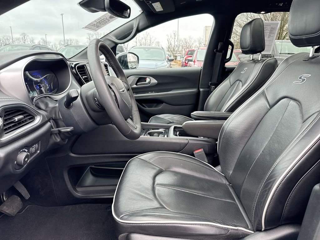 Used 2025 Chrysler Pacifica Limited image 21
