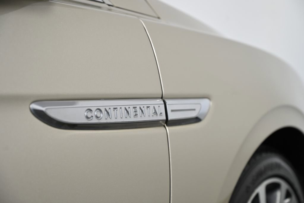 Used 2017 Lincoln Continental Reserve w/ Technology Package FWD image 11