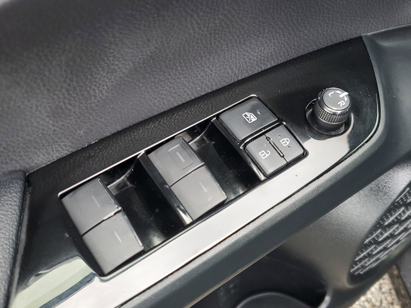 Used 2020 Toyota Prius LE image 27