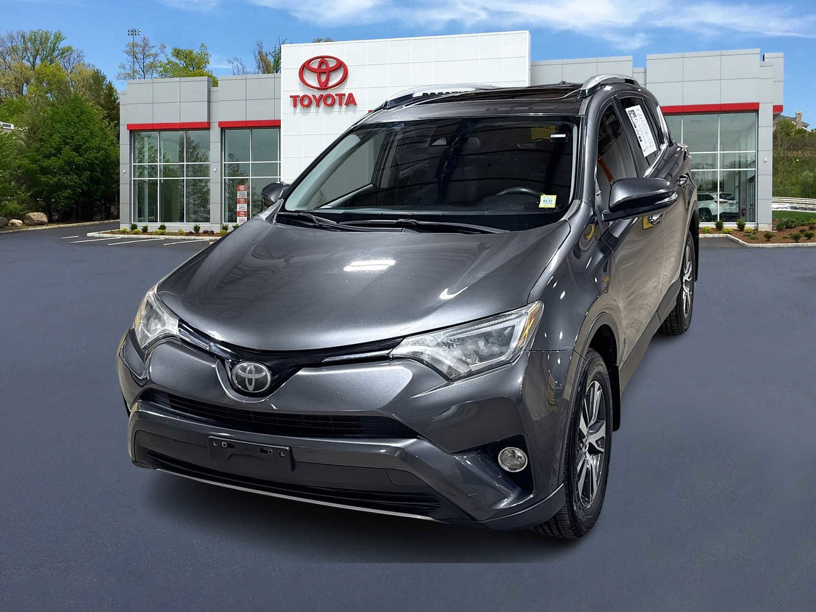 Used 2018 Toyota RAV4 XLE AWD/4WD image 1