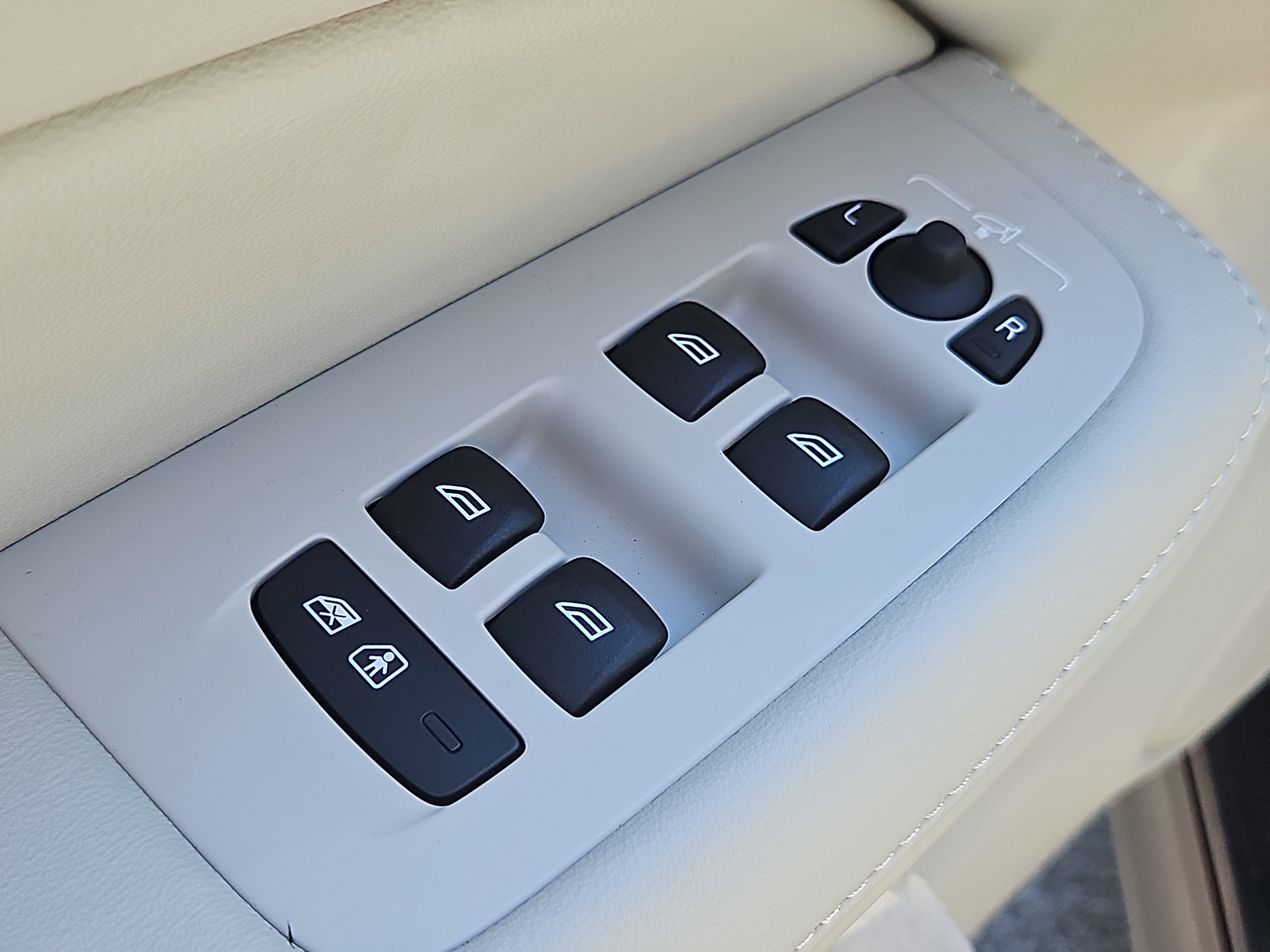 New 2026 Volvo V60 B5 Cross Country Plus w/ Protection Package Premier image 17