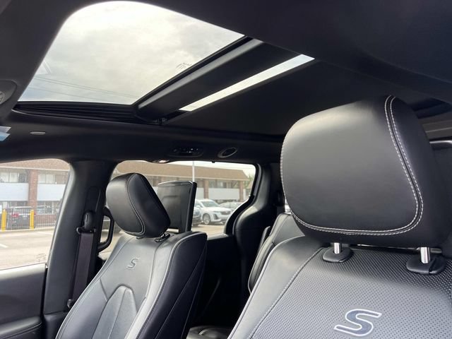 Used 2023 Chrysler Pacifica Limited w/ Uconnect Theater Family Group FWD image 9