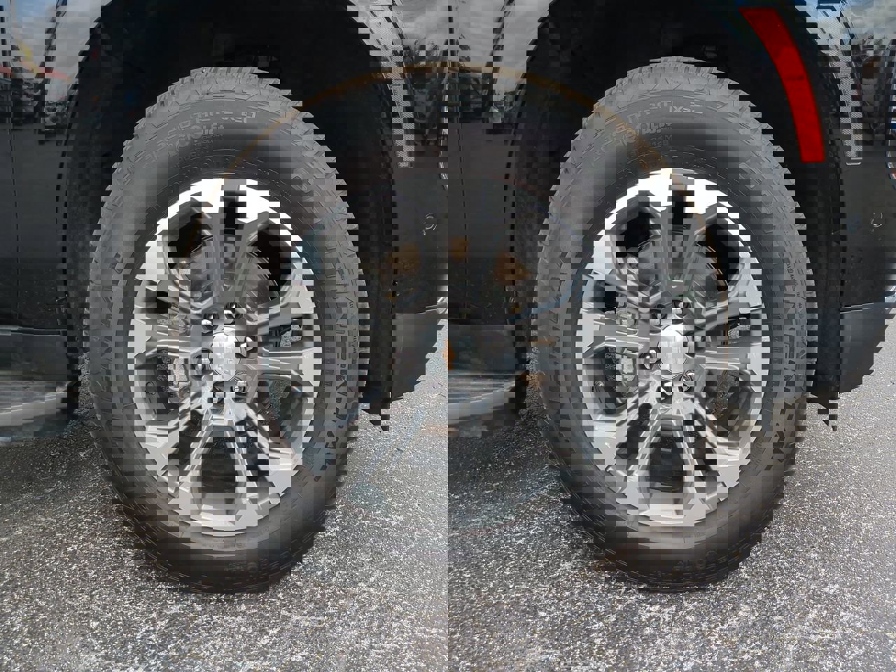 Certified 2025 Chevrolet Suburban LT w/ Comfort Package image 11