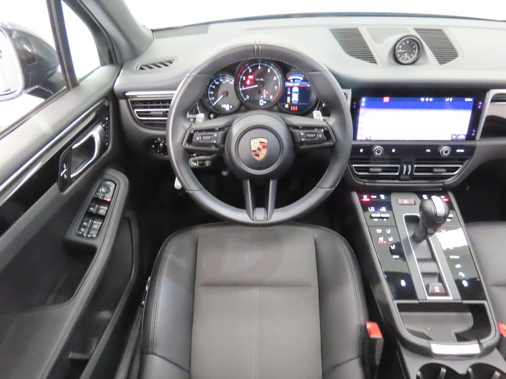 Certified 2025 Porsche Macan AWD/4WD image 16
